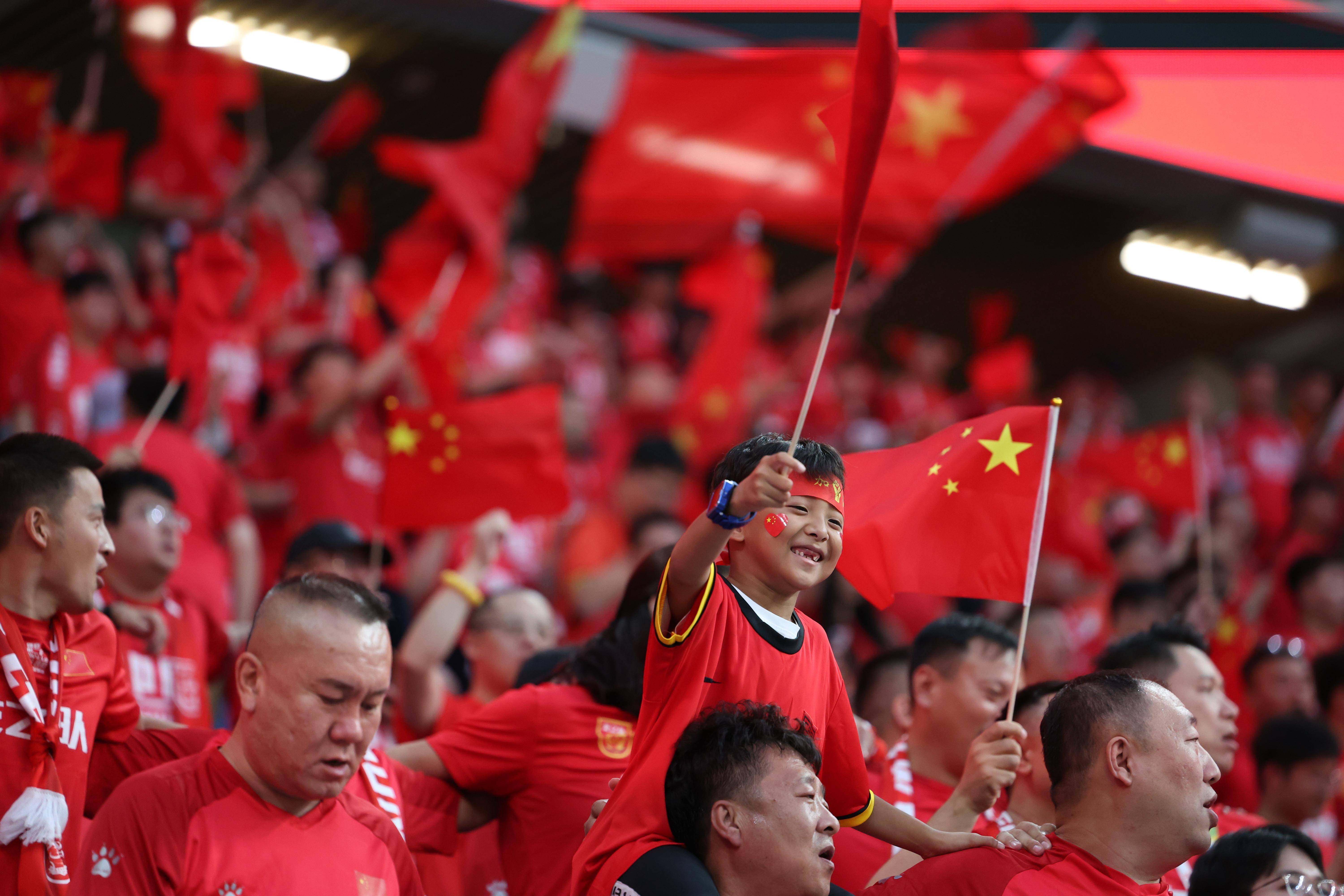 包含亚洲足球赛事精彩依旧，各路强队纷纷出击的词条
