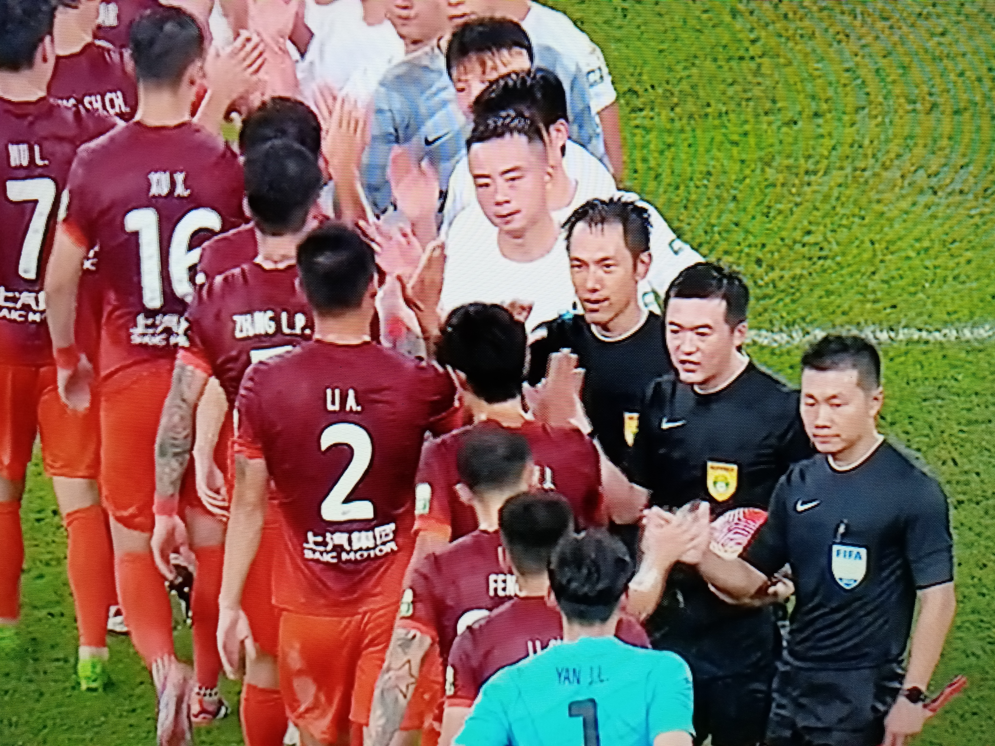 上海上港球员互动照片曝光，备战下一轮比赛的简单介绍