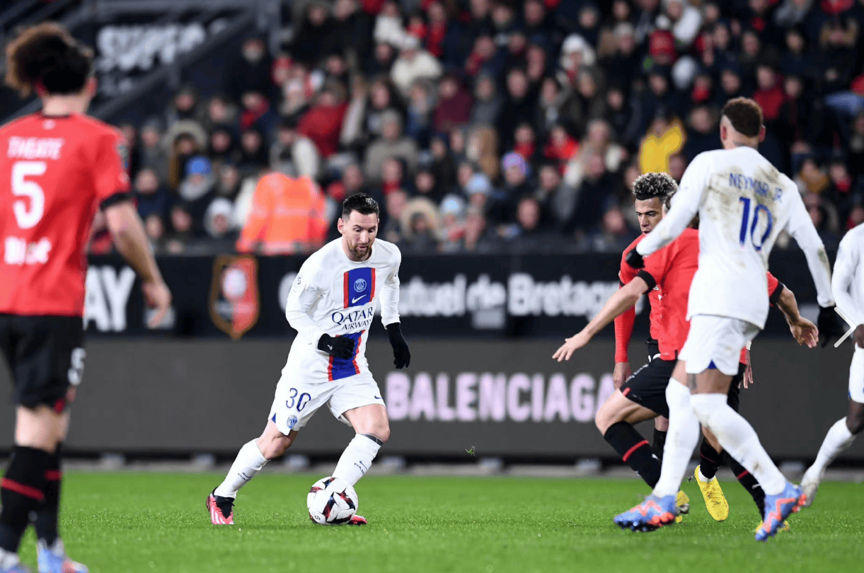 法甲球队巴黎圣日耳曼全队备战下轮较量