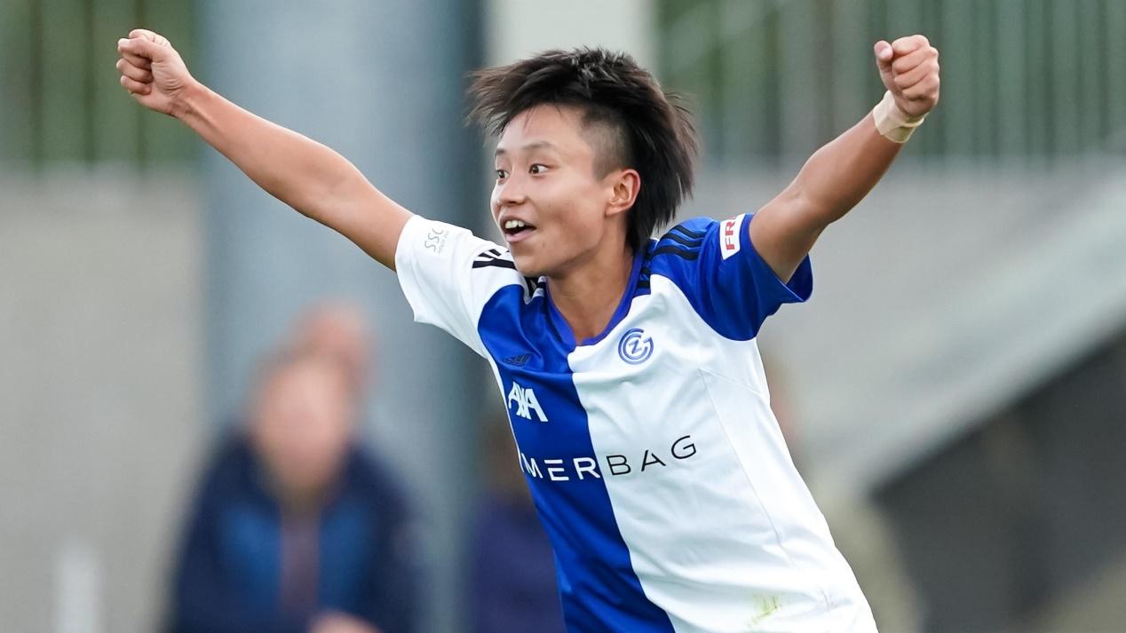 瑞士女足联赛揭幕战如火如荼，苏黎世队轻微领先