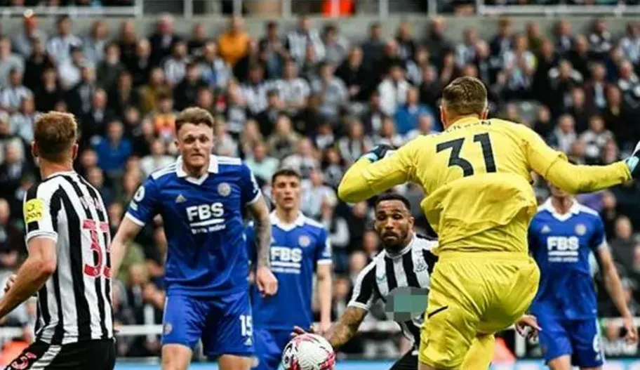 莱斯特城门将神级扑救，为球队保住三分