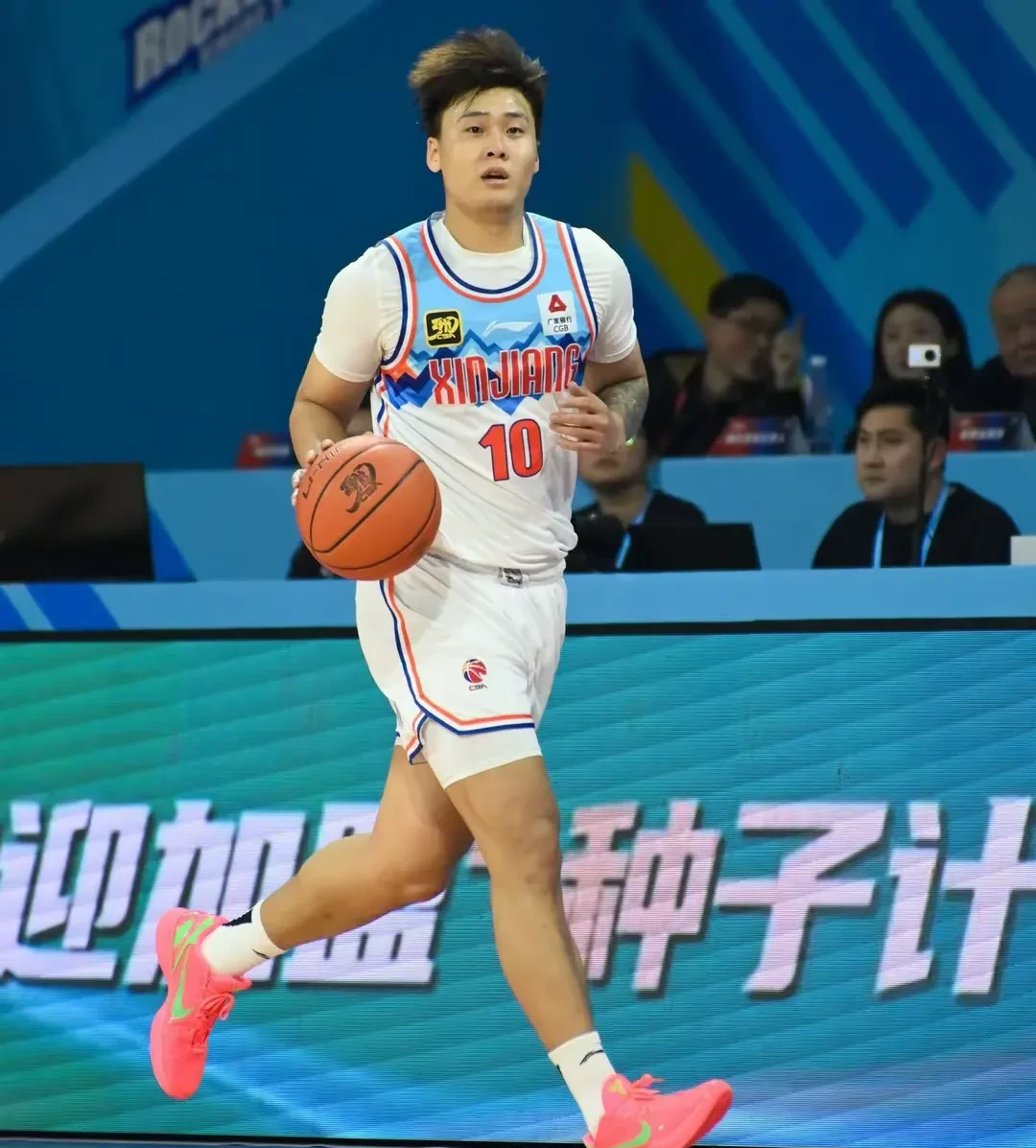 上海男篮擒下新疆队，晋级半决赛