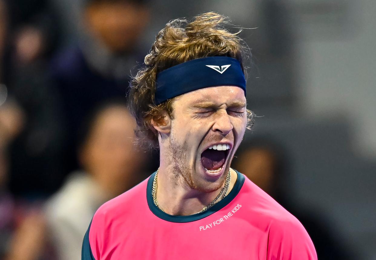 开云体育链接-南斯拉夫网球选手成功逆转，晋级半决赛