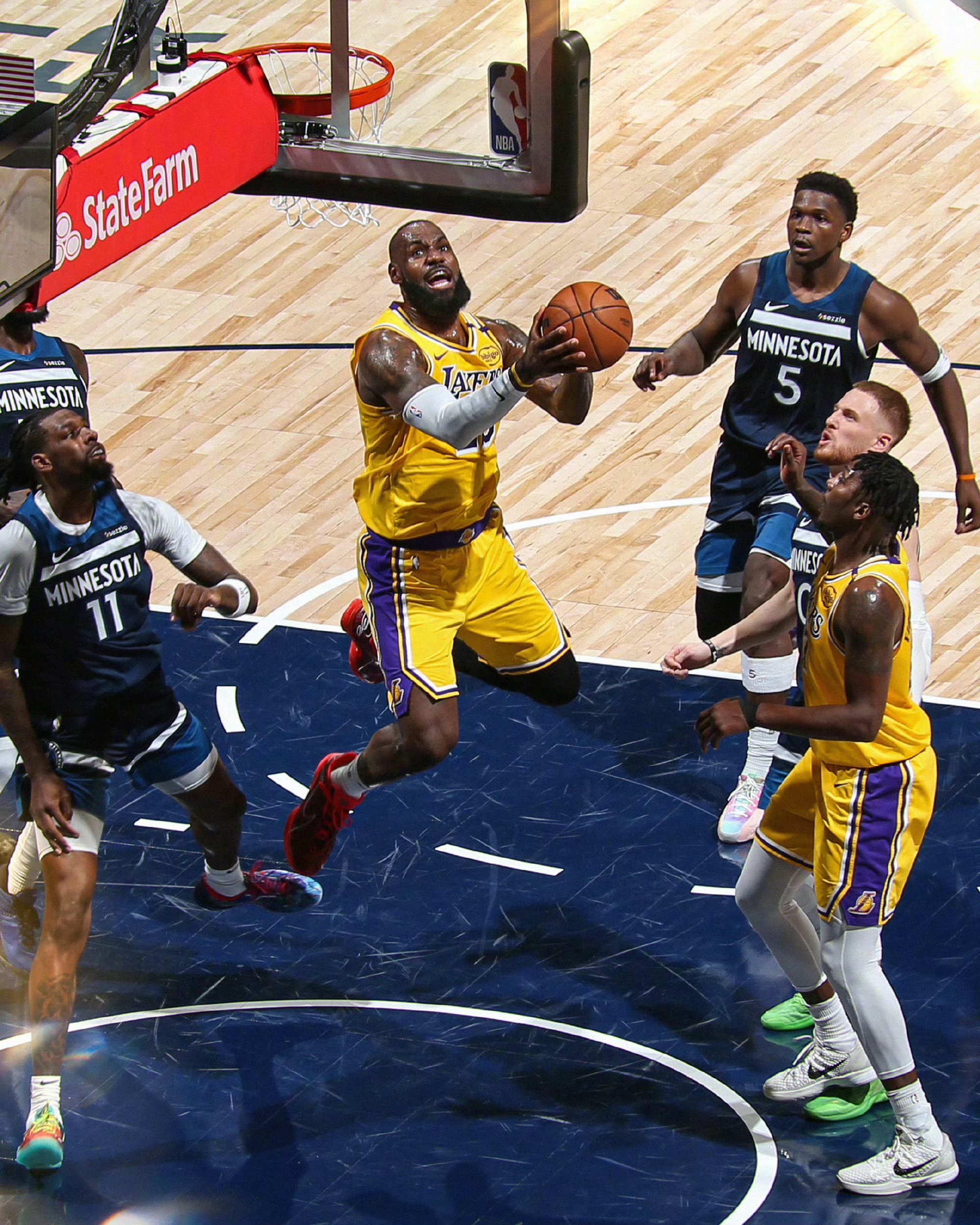 开云体育app-狼队主场战胜诺维奇，豪取两连胜