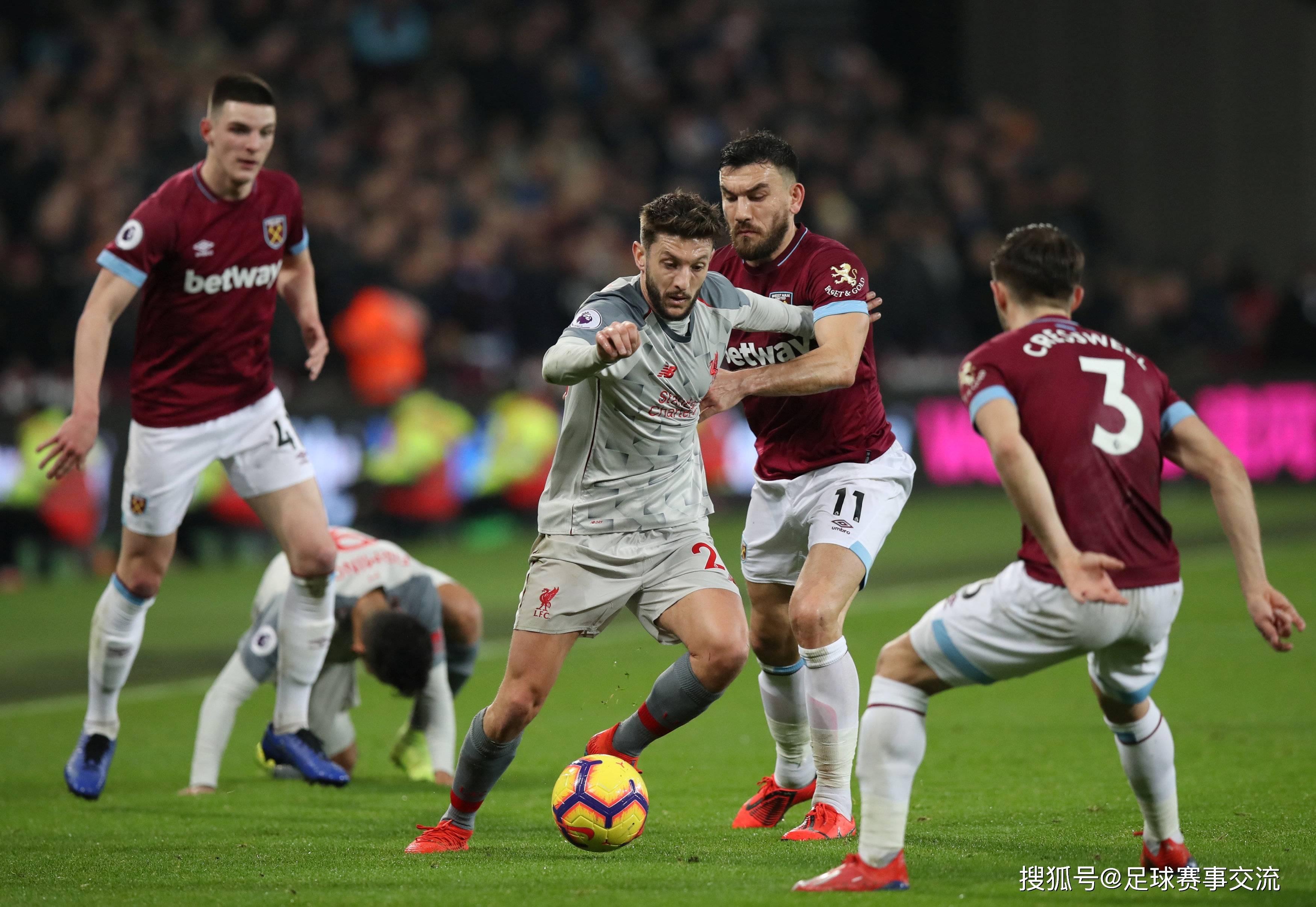 激烈足球赛事展现实力对决，场面火爆的简单介绍