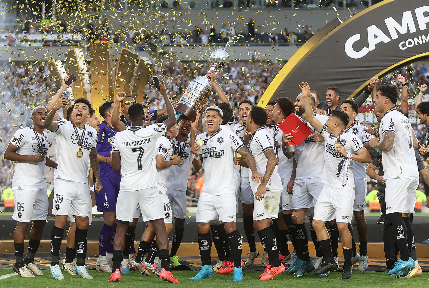 巴西队在国际比赛中持续斩获佳绩，备受瞩目