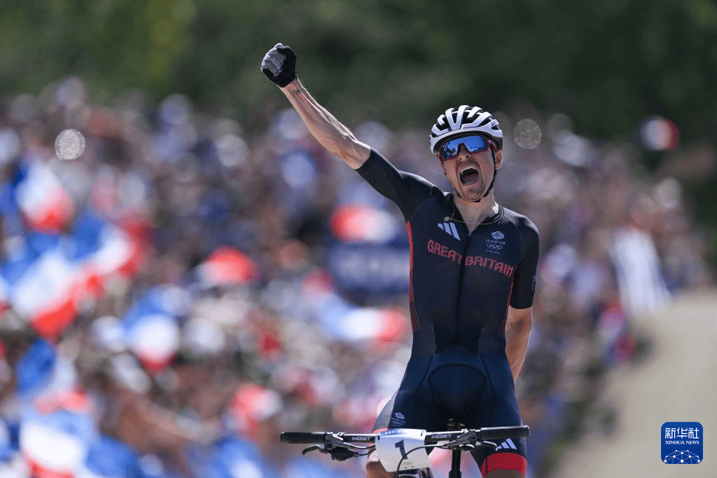 开云体育直播-英国男子自行车选手速度飙升，夺冠