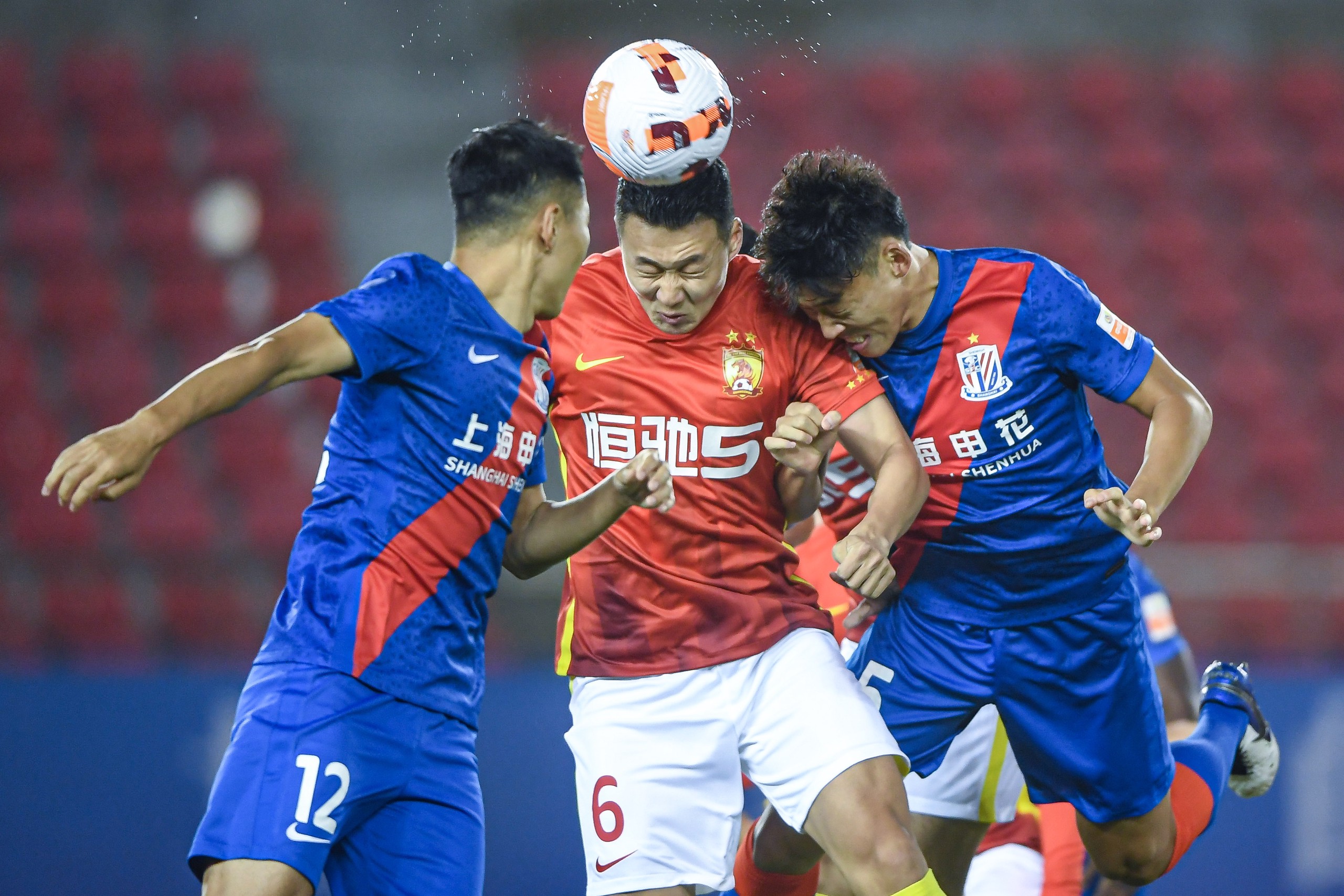 比赛中球员们拼尽全力争夺胜利 比赛中球员们拼尽全力争夺胜利