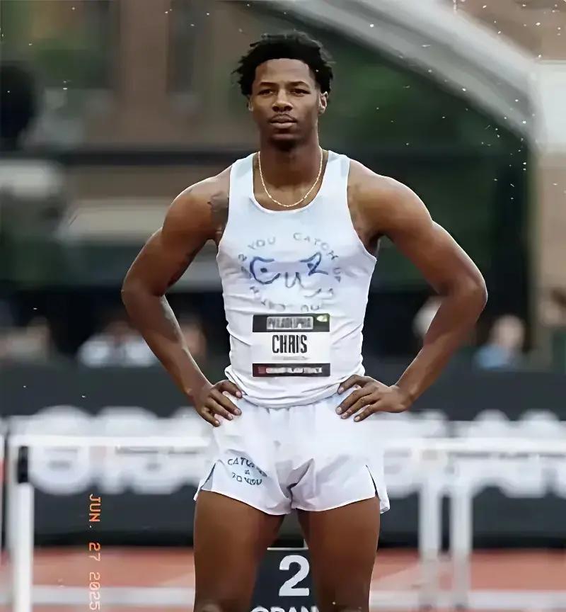 美国选手在田径赛场上刷新世界纪录