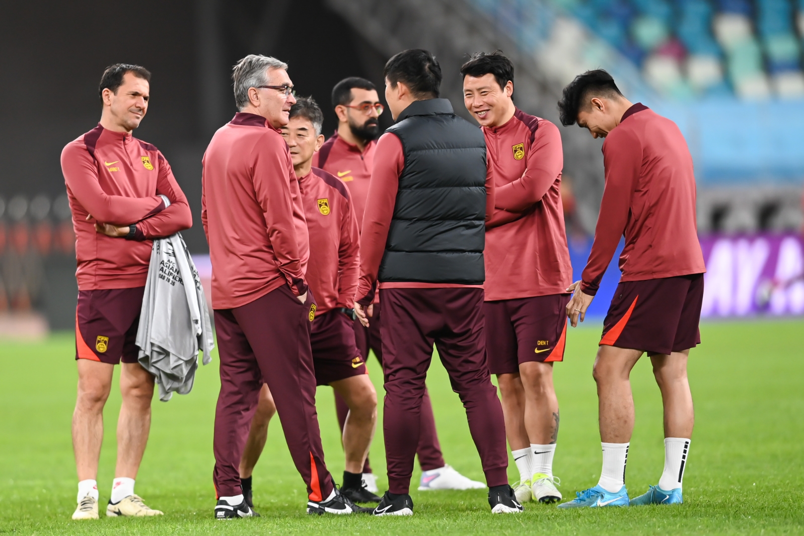 开云体育中国官网-关于足球对决上球员们全力以赴拼尽全力的信息