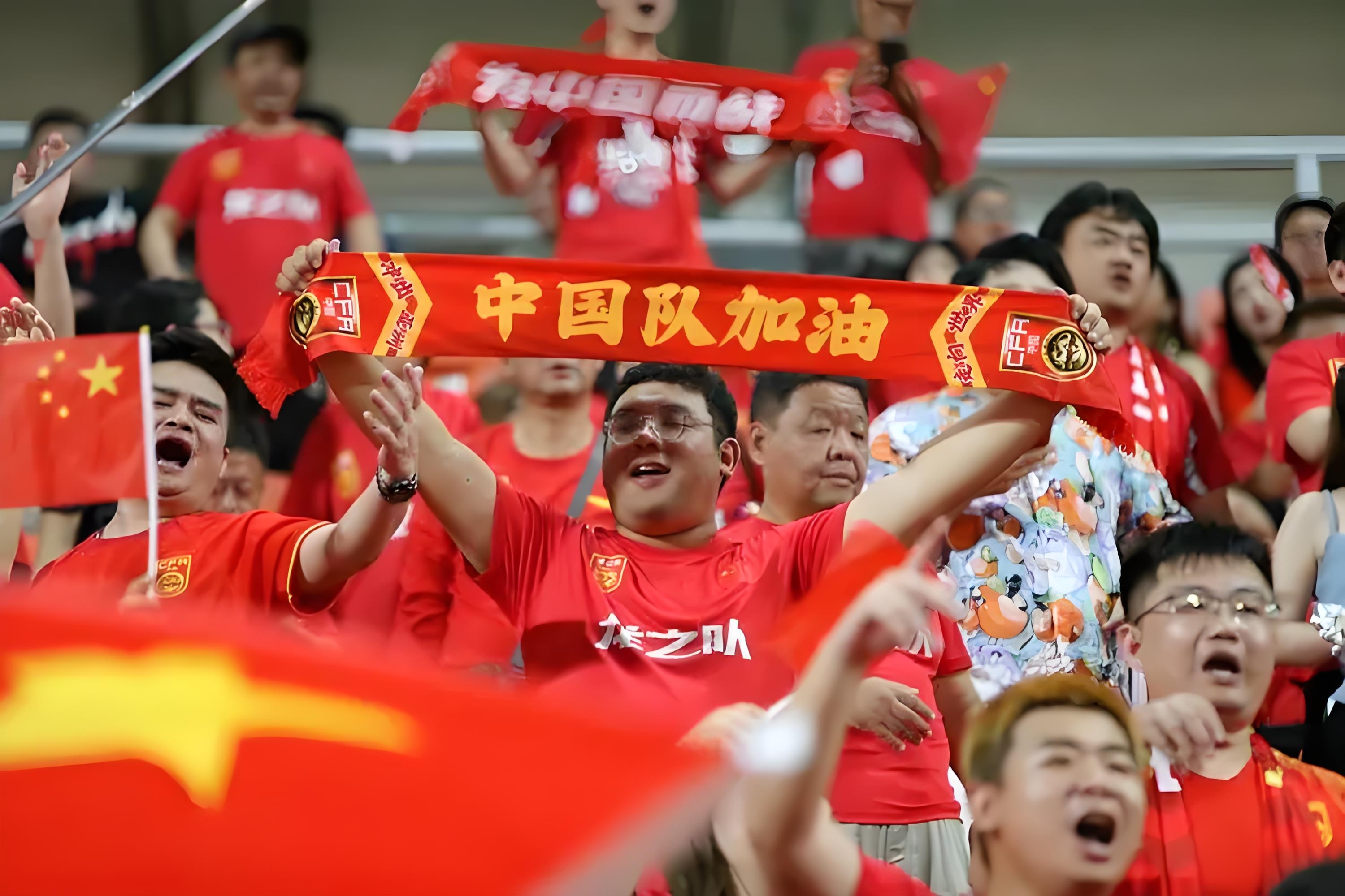 关于足球对决上球员们全力以赴拼尽全力的信息